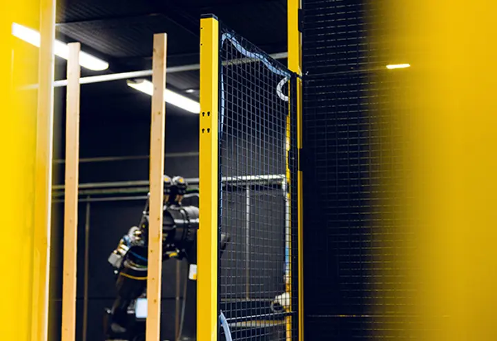 安全柵で機械周辺の安全性を確保 安全柵で機械周辺の安全性を確保